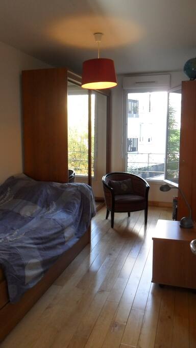 une chambre avec un lit une personne