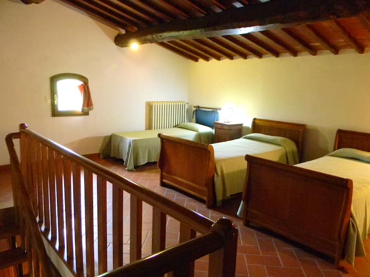 Спална соба бр. 2 на првиот кат со два единечни кревета на приземје и три единечни кревета на горниот кат