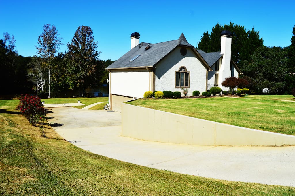 Private Driveway, Basketball Court, Guest Entry