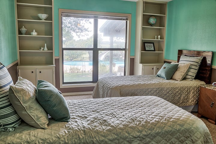 4号卧室可以配备一张加大双人床或两张单人床，只需告诉我们您需要什么。  