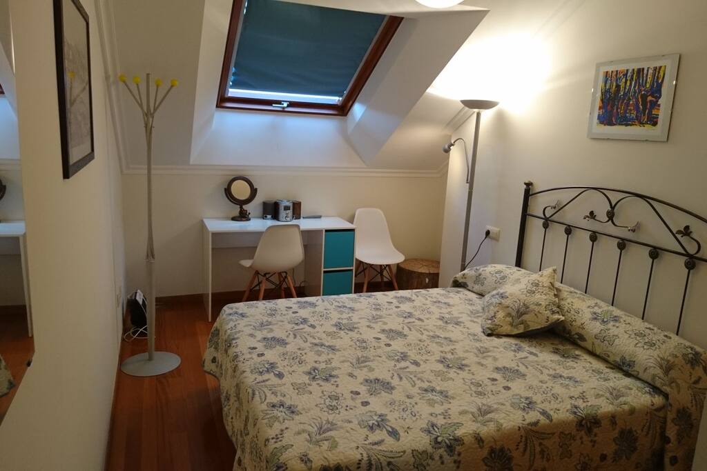 Detalle del dormitorio abuhardillado, con espacio de trabajo para que puedas hacer uso de tu ordenador. Para que nuestros huéspedes se sientan más cómodos hemos renovado parte del mobiliario de la habitación, incorporando una nueva cama de 1,50x1,90.