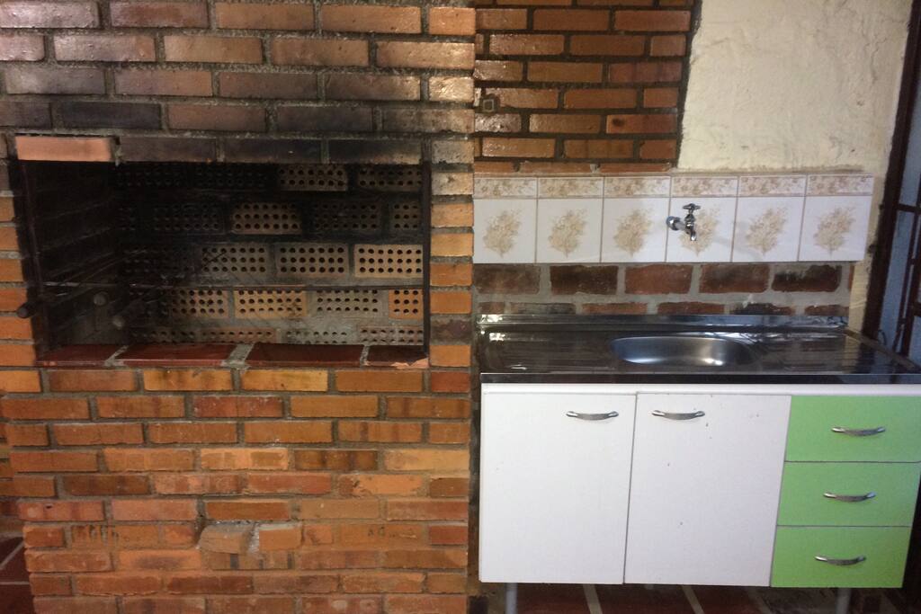 Churrasqueira e pia dentro da área reservada aos hóspedes, um belo convite para assar um churrasco na serra gaúcha!