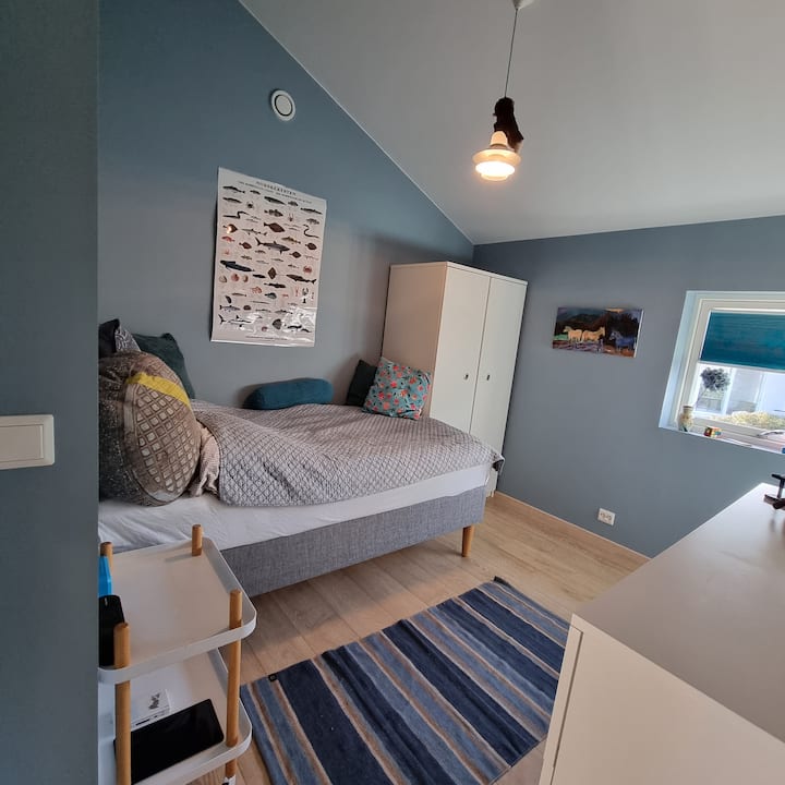 Een slaapkamer van 9 m ² met AirBnb kledingkast en een klein tweepersoonsbed van 140 cm en 2 m lengte