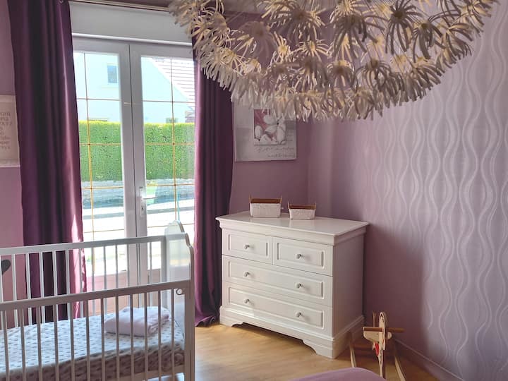 chambre avec lit bébé 
