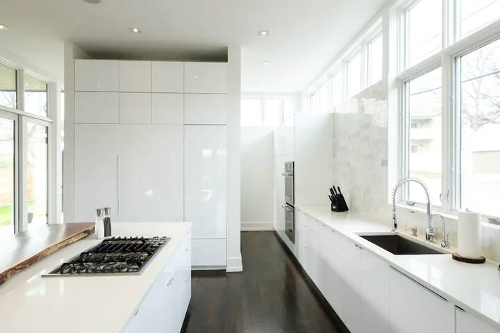 Luxury Retreat Home in the Heart of 12 South gallery image 3