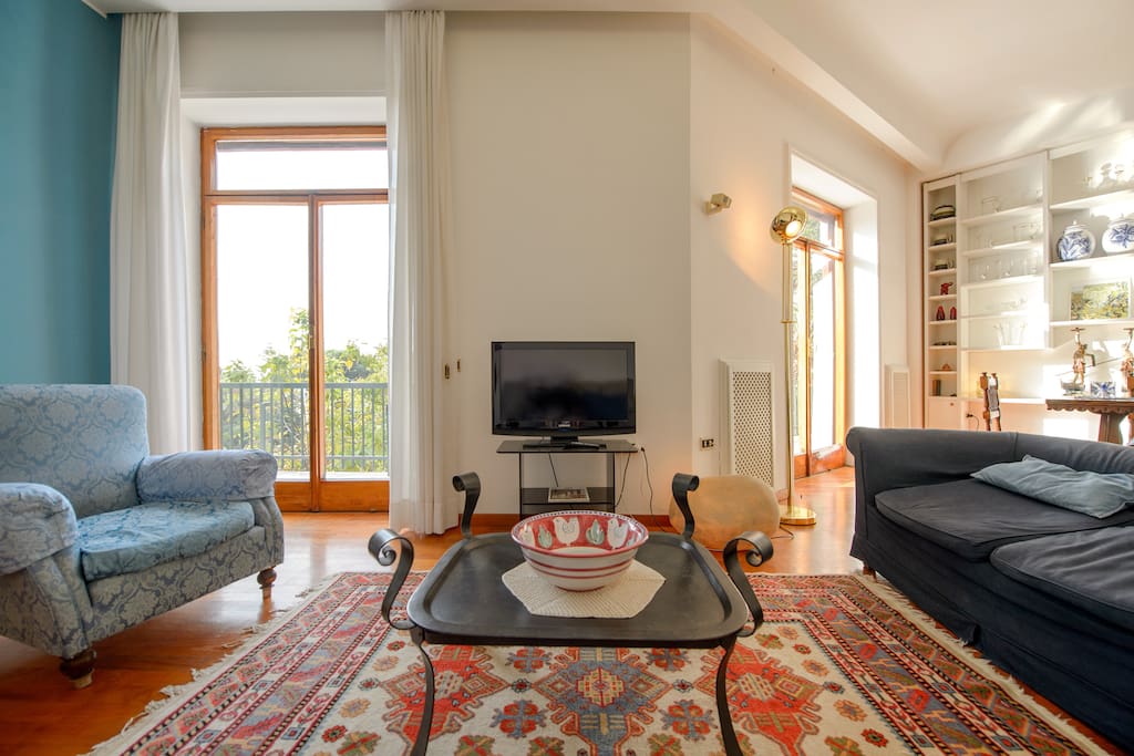 Il salotto zona relax.
The living room.