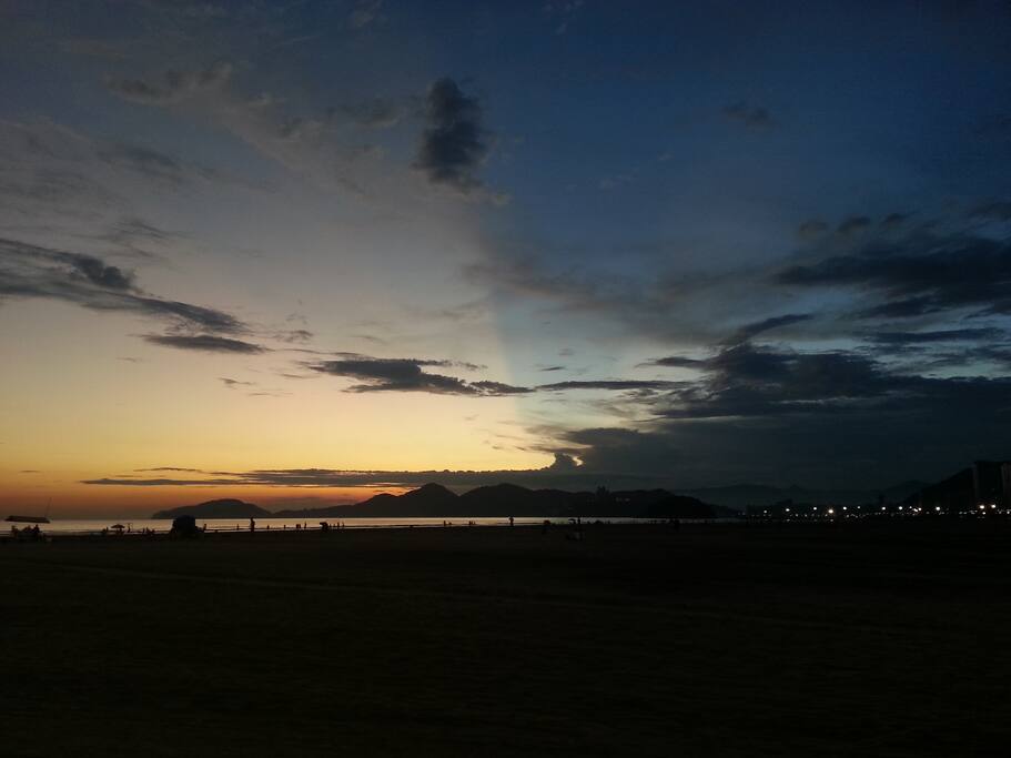 POR DO SOL E DUAS CORES LINDA O DIA E A NOITE LADO A LADO.
