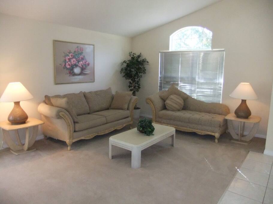 Spacious sitting room with comforable sofas