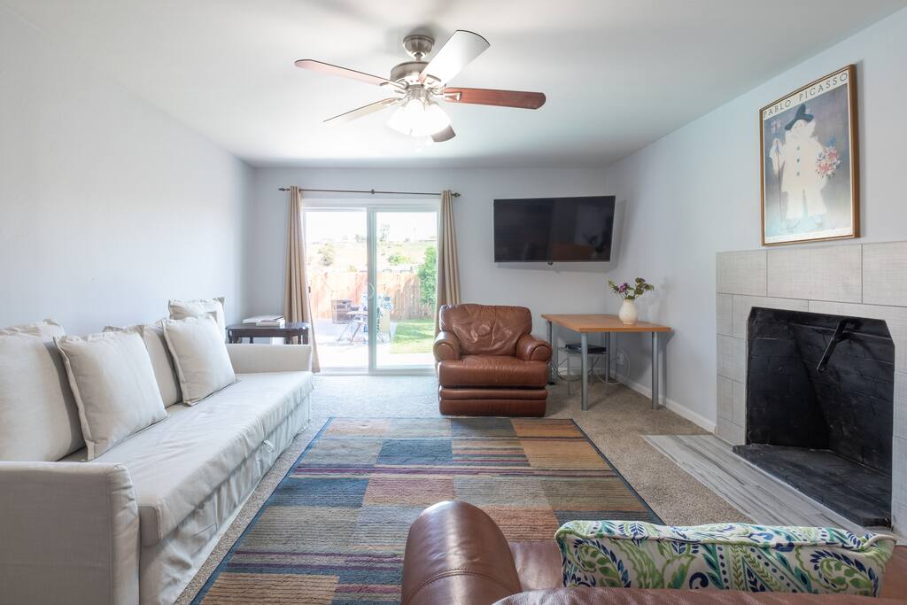 Private Guest Room. Sofa Bed as Closed. Walk directly to pool.
