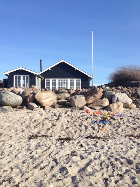 Top Airbnb: Cottage in the first row, sauna and private beach in Slagelse