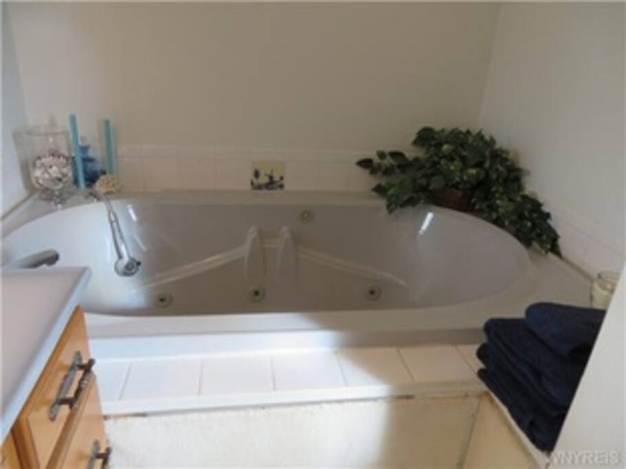 Whirl pool bathtub