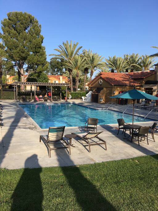 Pool, Jacuzzi and barbecues. Gym is right next-door. Lovely afternoon spot after the beach and /?or the place to make dinner