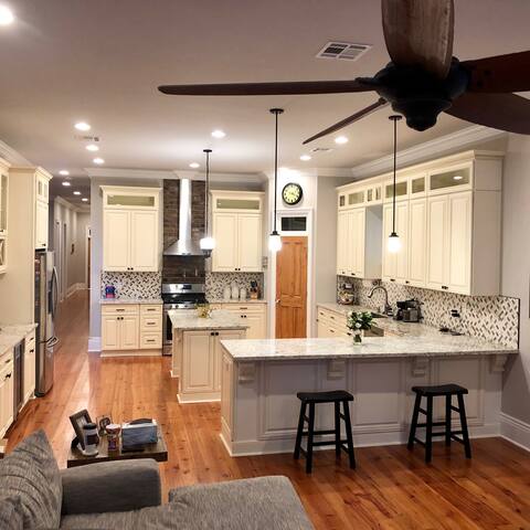 Walk to Jazz Fest from this Bayou St. John Beauty! gallery image 4