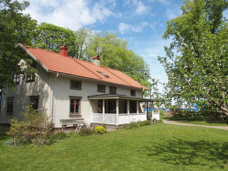 Huset sett från trädgården