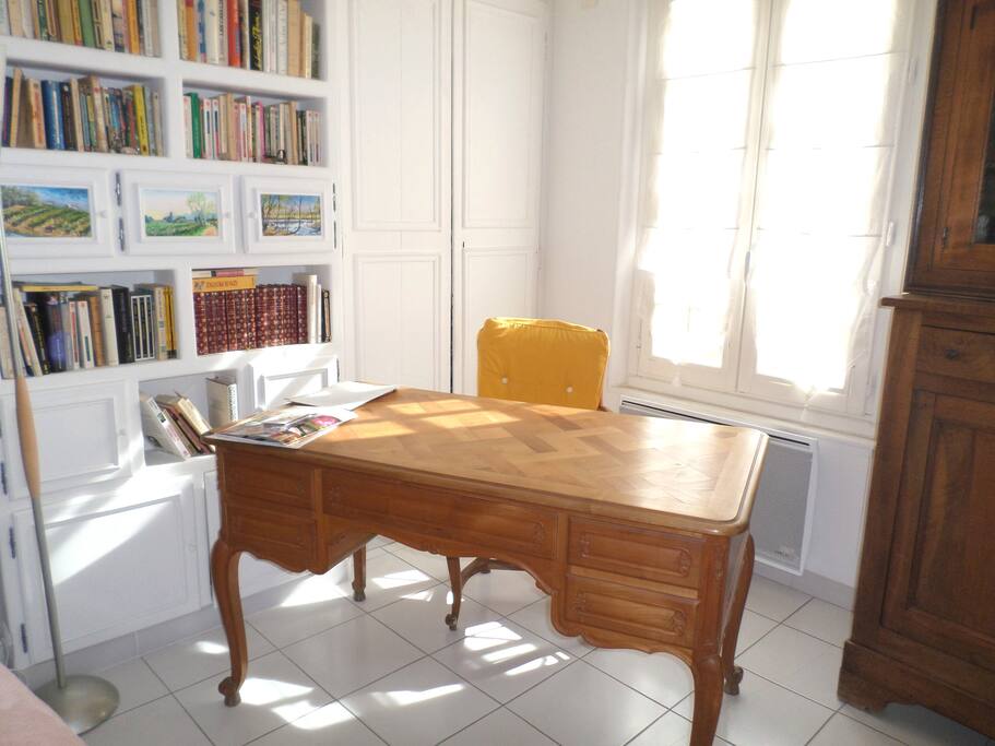 Coin bureau ensoleillé