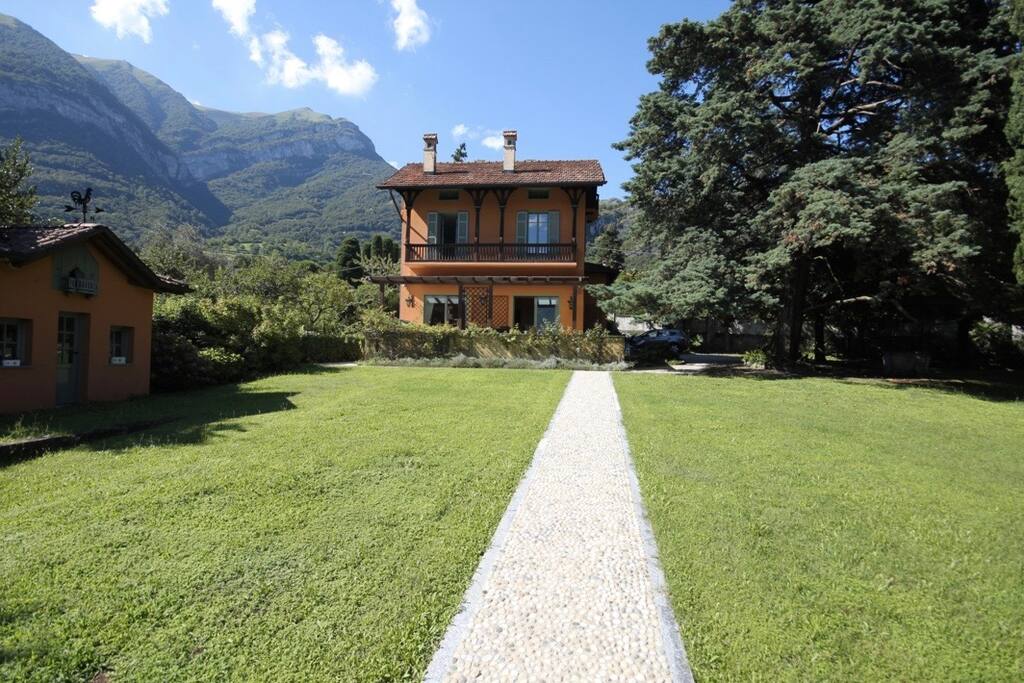 The house seen from the garden (I)