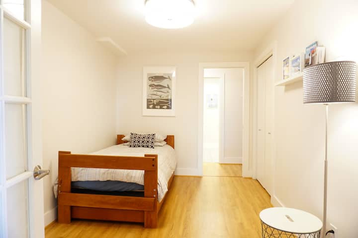 غرفة النوم رقم2 بسريرين توأمين. 