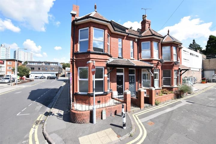 Great located Victorian house with all amenities gallery image 2
