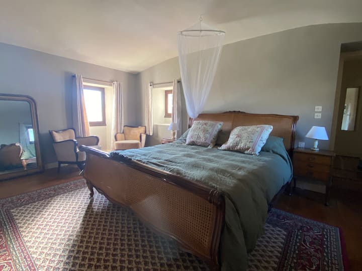 Основна спалня със супер голямо двойно легло