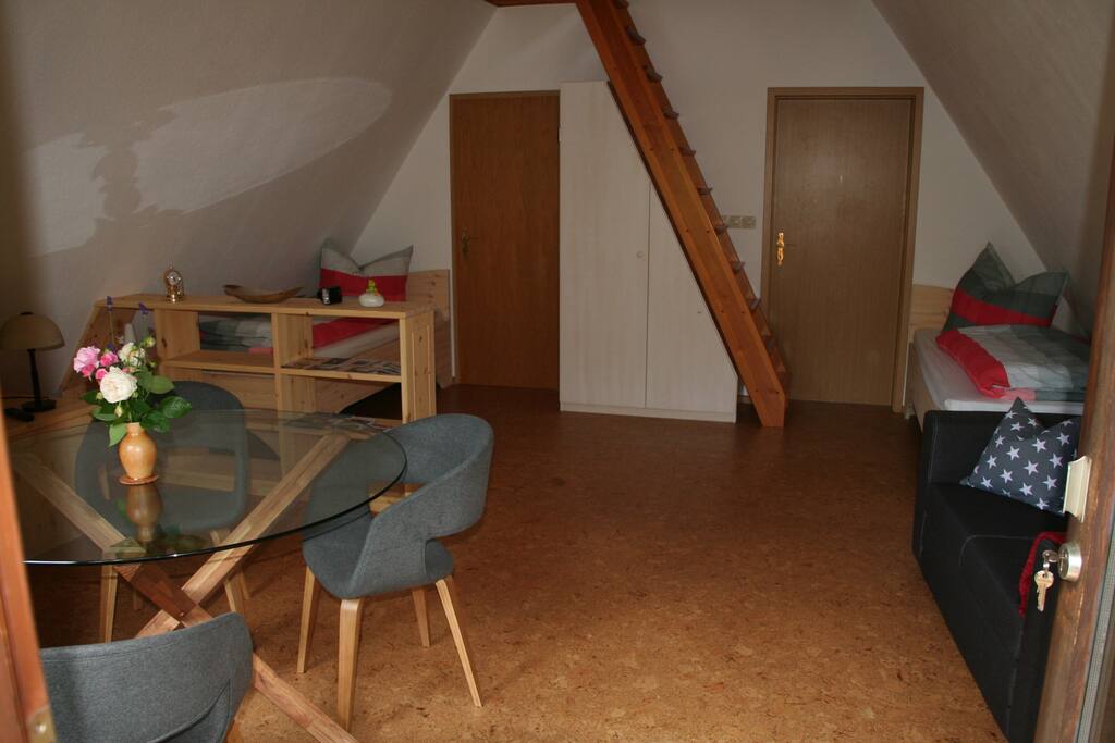 Blick in die Ferienwohnung mit Treppe zum Schlafboden