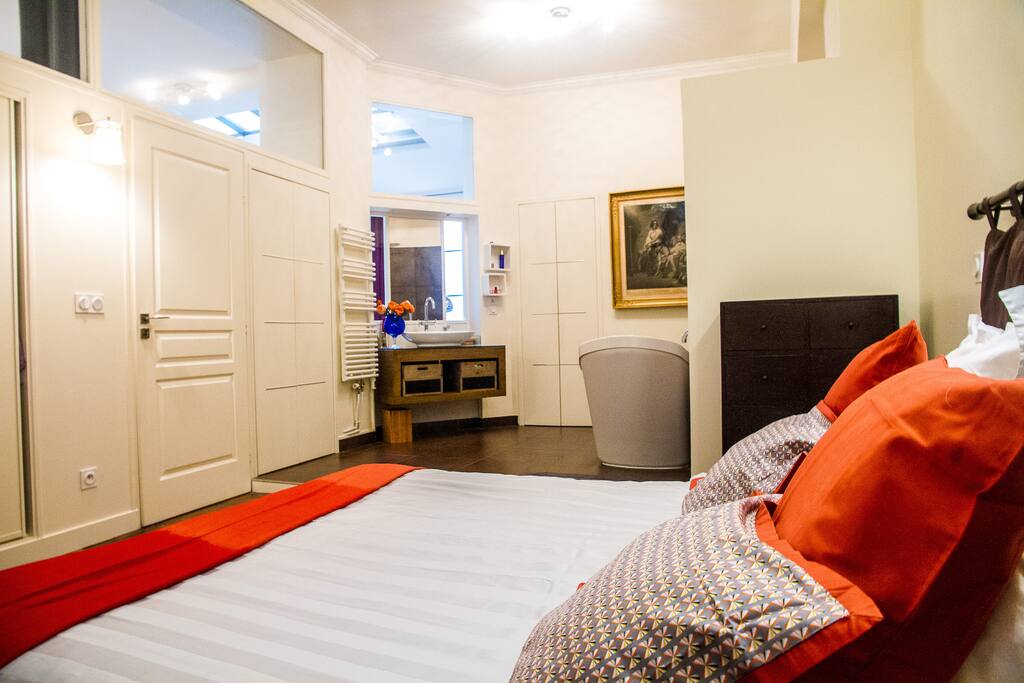Suite with open bathroom. Very quiet.