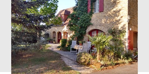 Charming farmhouse near Sarlat with private pool