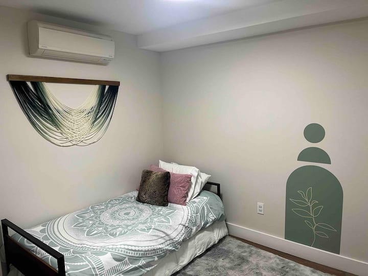 セカンドベッドルームには、メモリーフォーム・マットレスとダウン・マットレス・トッパーを備えたトランドル・ベッドがあります！ 大人2名様またはお子様2名に最適です。