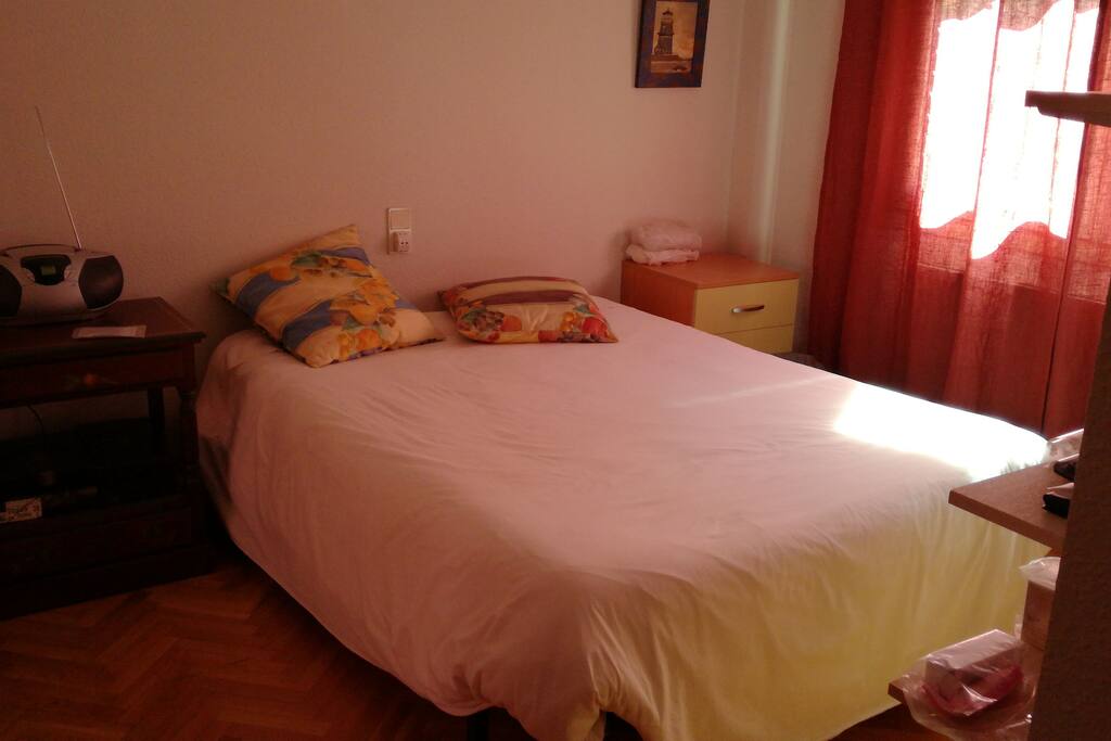 Cómoda cama de 140x190