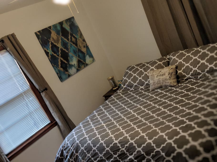 King Size bed & plenty of pillows!