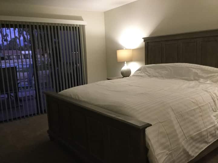 Kingslaapkamer met toegang tot patio