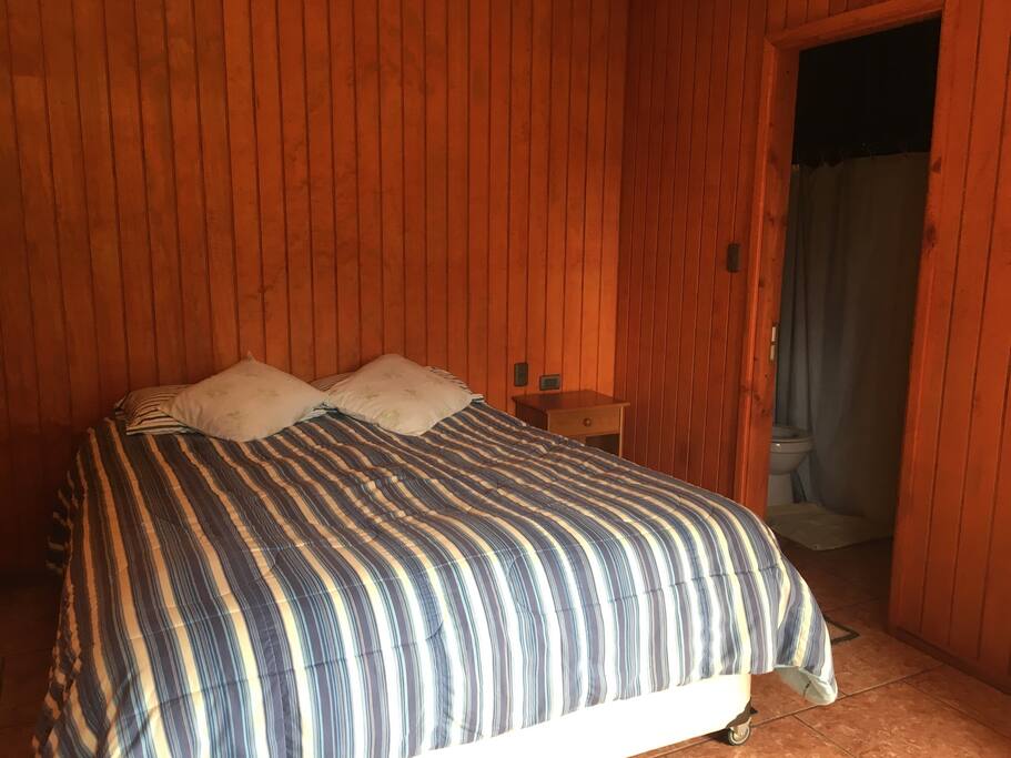 Habitación matrimonial con baño privado, televisión, wifi y estacionamiento. Cantidad disponible 5