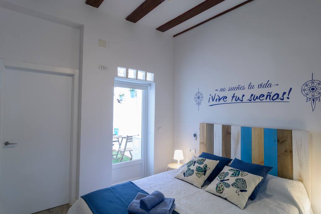 Cama doble grande muy cómoda / Cozy double bed queen size