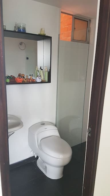 baño disponible con calentador de agua