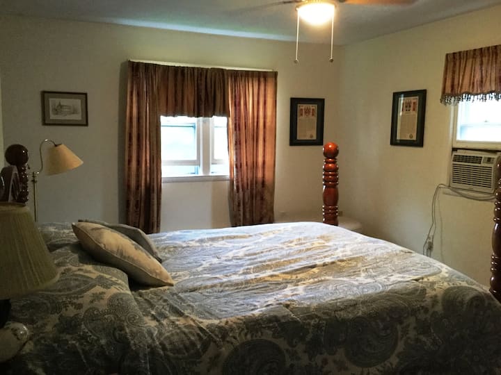 Допълнителна гледка към спалня с двойно легло queen size №2 от 1950 г. - уникално сглобено върху чекмедже с водно легло от 80 - те години на миналия век