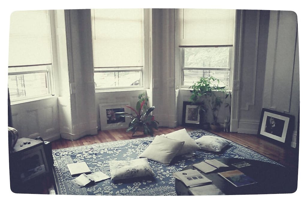 Main bedroom/Marble coffee table/Bay windows
