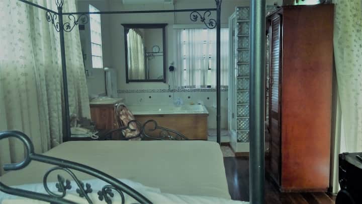 三楼卧室设有独立浴室、按摩浴缸和阳台隐私，适合情侣入住。