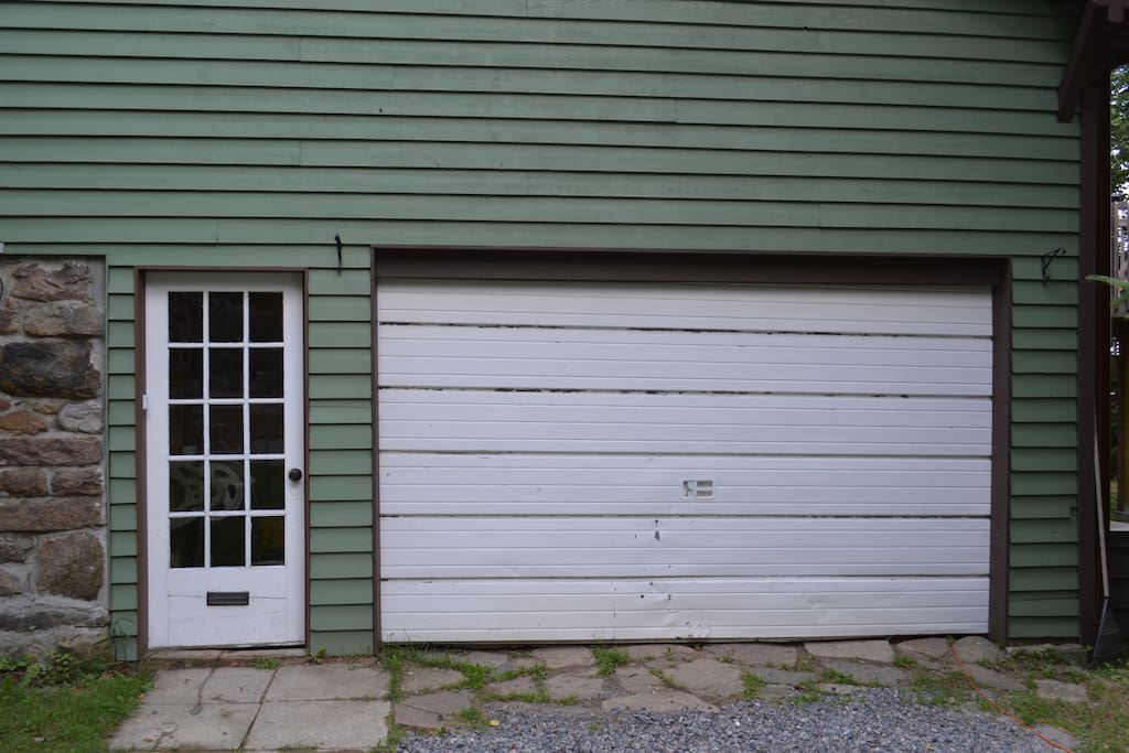 The apartment has its own entrance through the garage for your convenience and privacy. Motion lights come on automatically at night, both outside and in the garage, to help you find your way.