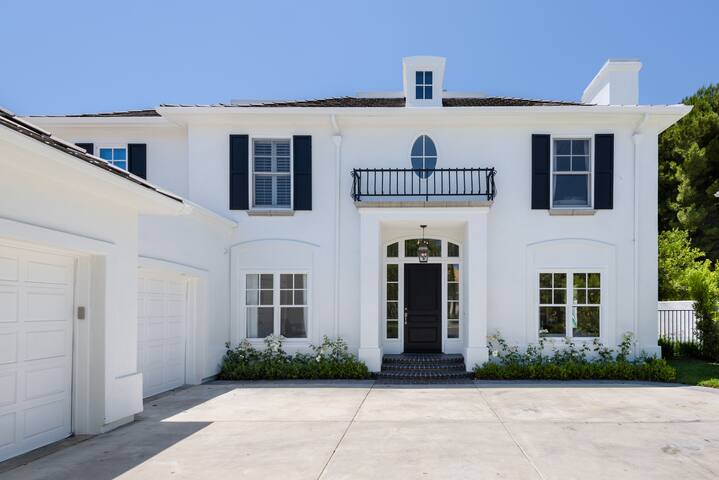 Stylish Home w/ Modern Yard gallery image 4