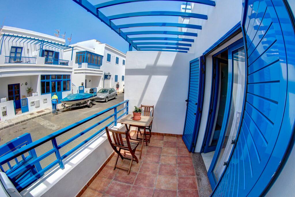 Entrada principal con terraza