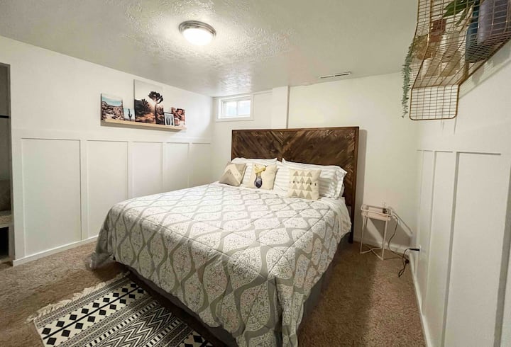 Chambre privée confortable avec lit King Size et télévision - Maisons à  louer à Smithfield, Utah, États-Unis - Airbnb