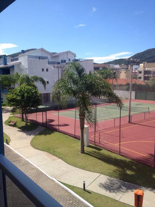 Tennis court - bring your racket
Quadra de tenis - traga sua raquete