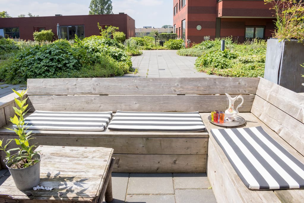 Safe rooftop terras for children to play and run around !