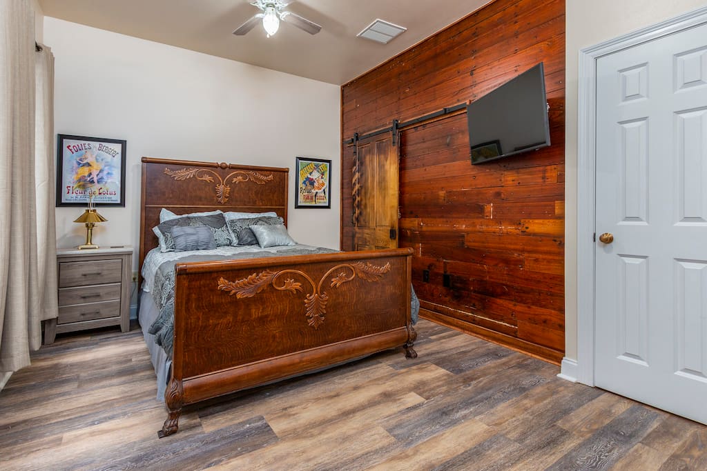 Queen size bedroom