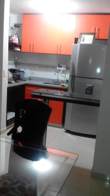 Área de servicios con cocineta y ropas.