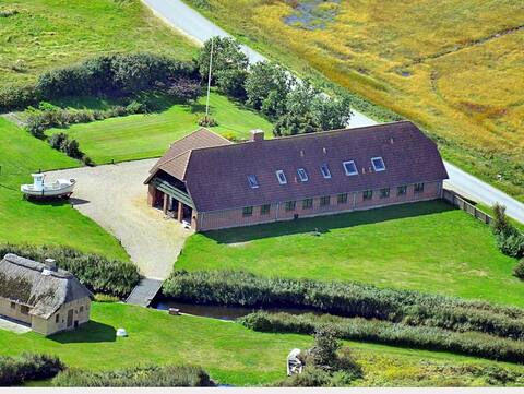 Large year-round house in stunning surroundings