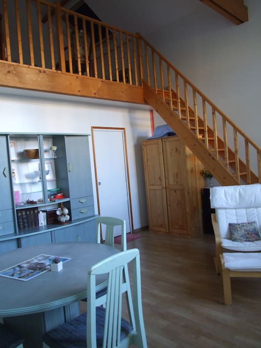 L'escalier pour la mezzanine et la porte de la salle d'eau et wc