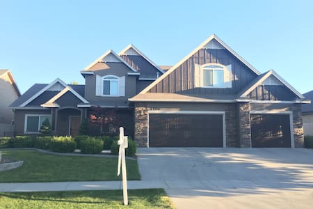 Private Master Suite Close to Downtown and Airport