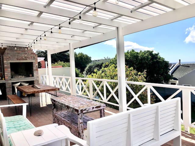 Tranquil home in mountains overlooking Noordhoek