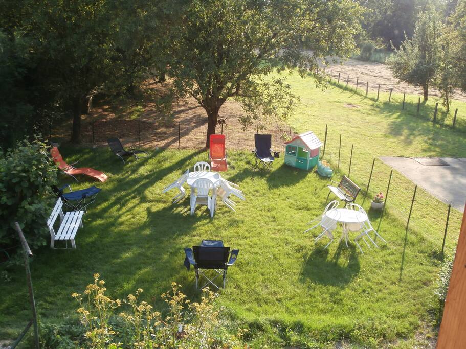 pelouse à l'arrière du gîte