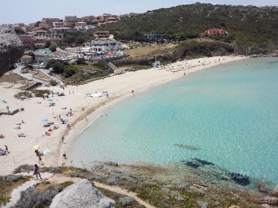 Magnifica vista dall'alto spiaggia Rena bianca